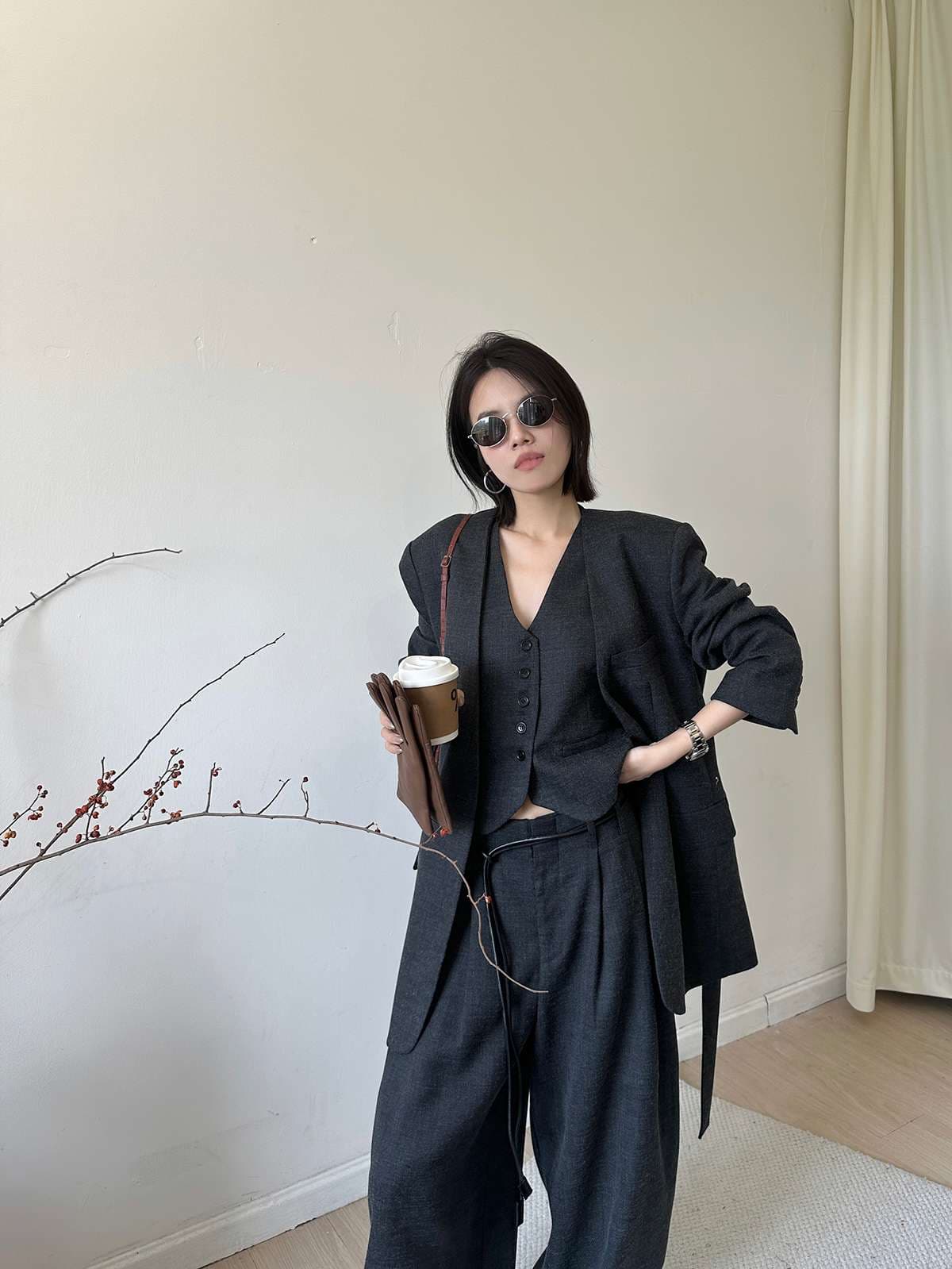 ベストとワイドパンツのセットアップスーツ