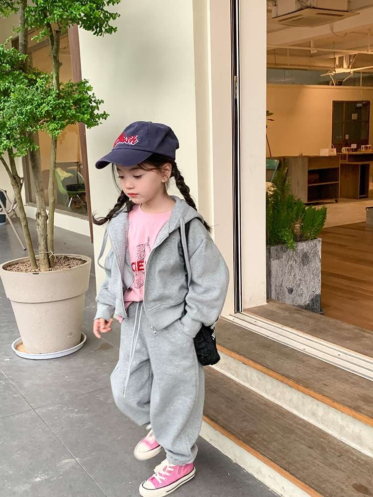 ゆったりフード付きジップアップセットアップ