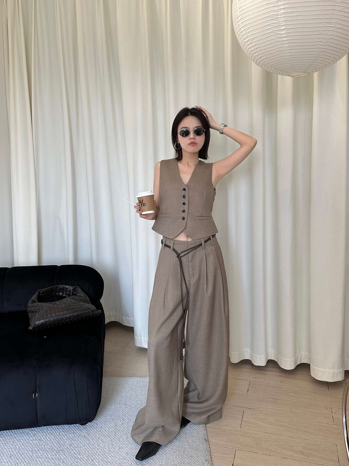 ベストとワイドパンツのセットアップスーツ