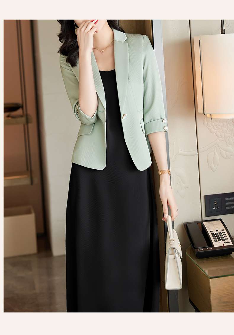 エレガントな女性用セットアップスーツ