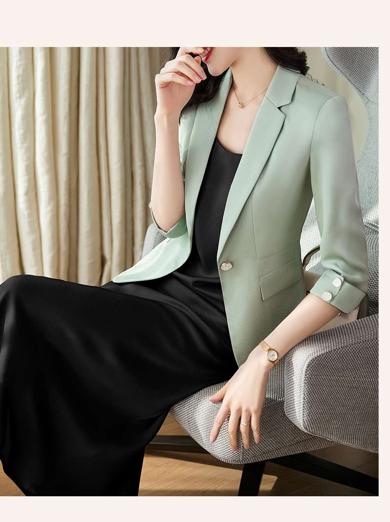 エレガントな女性用セットアップスーツ