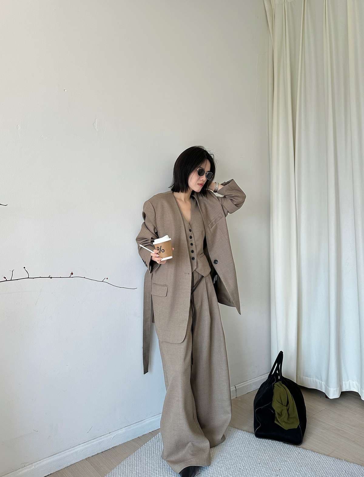 ベストとワイドパンツのセットアップスーツ